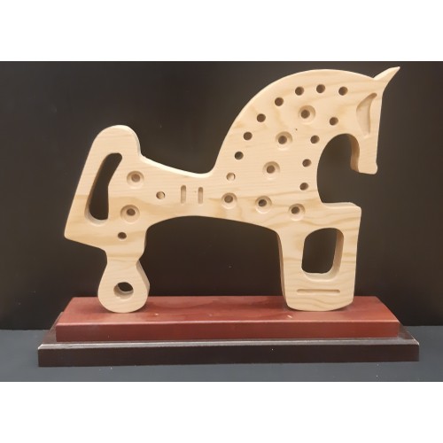 Figura caballo madera con peana